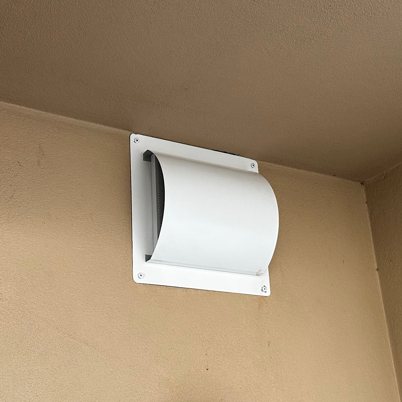 WV150CB：150mm Hi Flow Colour Bond Dover 白色抽油烟机壁式通风口。